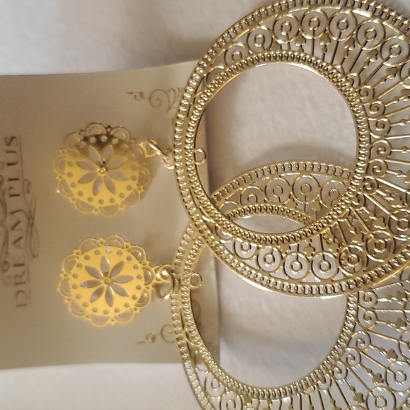 Buy 1 get 1 free. New beautiful fashion earrings - Picture 2 of 3